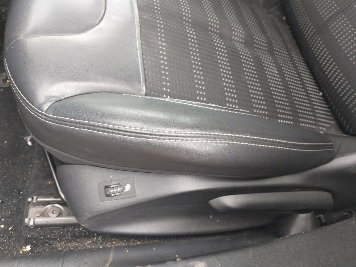 Peugeot 2008 original Sitz vorn links Fahrersitz Teilleder Schwarz manuell verstellbar beheizt Bj.2014